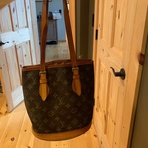 Louis Vuitton petite bucket